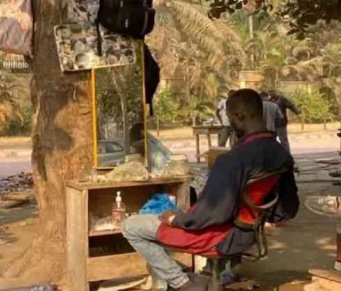 I don leave yahoo for una,I don open barbing salon under tree | MirrorLog